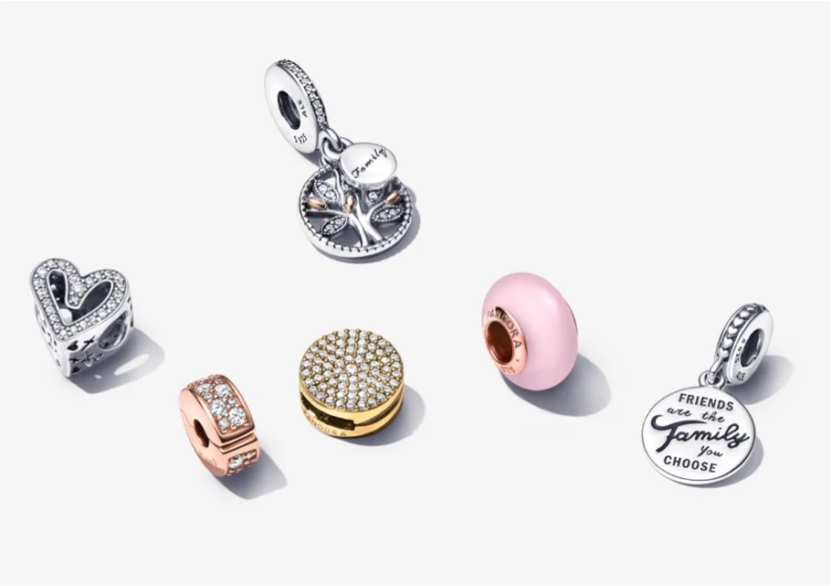 COLAR + 2 CHARMS= 99 €