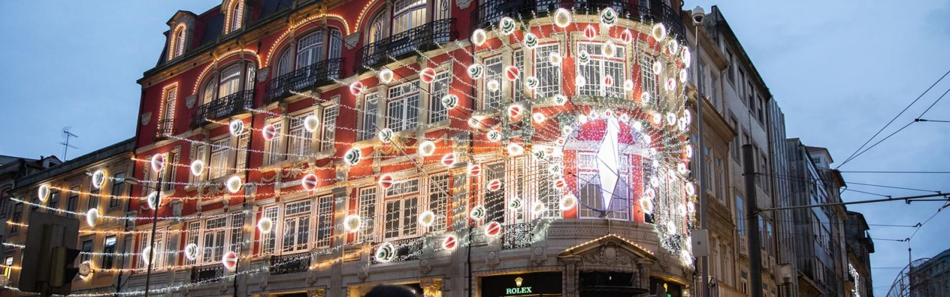 Marcolino inaugurates its new Christmas lighting, on the facade of its Flagship store. It has an influence on the opulence and colors of the peacock and mixes pieces of jewelry in its feathers. In addition to the lights, they shine to the sound of 3 songs, in various musical shows at the end of the day. Namely at 17, 18, 19, 20, 21 and 22h.

Come and watch.
