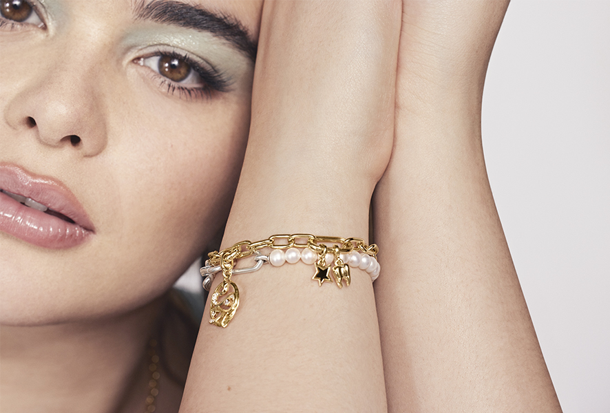 PANDORA Worldwide recognized for high quality jewelery with manual finishing. Discover the different Pandora jewelry and collections and let yourself be inspired.