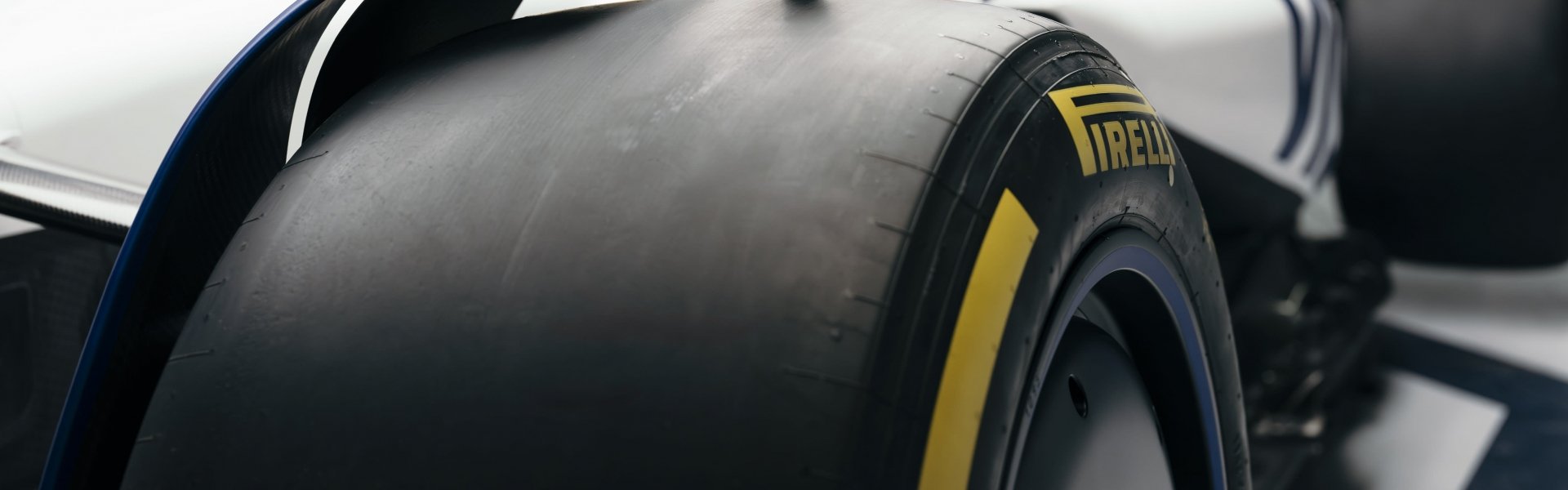 A TUDOR tem uma estreita ligação com o mundo do automobilismo desde a década de 50, entrando em competições de rali de regularidade, em pistas de corridas e até no deserto. O novo Black Bay Chrono “Carbon 25” – que apresenta uma caixa inteiramente em fibra de carbono, incluindo os elos, com botões em titânio – assinala a longa história da TUDOR a acompanhar equipas nas corridas. Com uma caixa leve redesenhada e tecnologicamente avançada, um Calibre de Manufatura de roda de colunas e um visual inspirado na equipa de Formula 1 Visa Cash App Racing Bulls, o Black Bay Chrono “Carbon 25” tem tudo para vencer.

A TUDOR tem uma estreita ligação com o mundo do automobilismo desde a década de 50, entrando em competições de rali de regularidade, em pistas de corridas e até no deserto. O novo Black Bay Chrono “Carbon 25” – que apresenta uma caixa inteiramente em fibra de carbono, incluindo os elos, com botões em titânio – assinala a longa história da TUDOR a acompanhar equipas nas corridas. Com uma caixa leve redesenhada e tecnologicamente avançada, um Calibre de Manufatura de roda de colunas e um visual inspirado na equipa de Formula 1 Visa Cash App Racing Bulls, o Black Bay Chrono “Carbon 25” tem tudo para vencer.

 

O novo Black Bay Chrono “Carbon 25” dá continuidade à longa tradição da TUDOR nas pistas. Este novo modelo materializa a procura incessante da TUDOR pelo desempenho mecânico. A fibra de carbono é o material ideal para um cronógrafo de corrida graças à sua leveza. Isto porque o peso a menos se traduz em maior velocidade. A função de cronógrafo do Calibre de Manufatura MT5813 permite medir essa velocidade com precisão, em conjunto com a luneta taquimétrica de peça única, igualmente em fibra de carbono leve. Este material está ainda presente nos elos que fixam a bracelete híbrida à caixa – porque todo o peso libertado conta. Para conferir um toque puramente estético, os subcontadores do cronógrafo também são em fibra de carbono.

Os códigos estéticos presentes neste relógio espelham as cores do carro da equipa Visa Cash App Racing Bulls para 2025. Apenas serão produzidos 2025 exemplares do Black Bay Chronograph “Carbon 25”, como homenagem a este ano importante da história evolutiva da TUDOR no automobilismo. O número identificativo de cada relógio encontrar-se-á no fundo da caixa em titânio com acabamento em PVD. Certamente, este relógio perdurará mais do que qualquer corrida.

Fiel à estética do Black Bay, este modelo Black Bay Chrono assumiu os famosos ponteiros “Snowflake”, uma imagem de marca dos relógios de mergulho desde 1969, numa versão apurada, que garante alta legibilidade, com um mostrador côncavo em racing white, incluindo dois subcontadores pretos também côncavos. Inspirado na primeira geração de cronógrafos TUDOR, o visual do mostrador inclui um contador de 45 minutos e uma abertura para a data na posição das 6 horas. As características distintas da linha Black Bay – asas biseladas e coroa de rosca com a rosa TUDOR – foram preservadas numa caixa em fibra de carbono de 42 mm de diâmetro. Fazendo jus à rigorosa atenção ao detalhe que caracteriza a marca, o design dos botões em titânio foi inspirado na primeira geração de cronógrafos TUDOR. O modelo é completado por uma luneta fixa em fibra de carbono com escala taquimétrica, que assegura a função deste cronógrafo desportivo.

 

O Calibre Cronógrafo de Manufatura MT5813, que alimenta este modelo Black Bay Chrono, apresenta as horas, os minutos e os segundos, além de incluir as funções de cronógrafo e data. Os seus acabamentos são típicos dos Calibres de Manufatura TUDOR. O rotor monobloco em tungsténio é rendilhado e tem acabamento acetinado e detalhes conseguidos a jato de areia; as pontes e a placa principal dispõem de superfícies que alternam acabamentos polidos a jato de areia com decorações gravadas a laser.

 

Com reserva de marcha de 70 horas e espiral de silício, o Calibre Cronógrafo de Manufatura MT5813 está certificado pelo Official Swiss Chronometer Testing Institute (COSC), com um desempenho que excede os padrões de exigência deste instituto independente. De facto, enquanto o COSC permite uma variação média do funcionamento diário de um relógio de -4 a +6 segundos num movimento não encaixado, a TUDOR aplica uma variação padronizada de -2 a +4 segundos no funcionamento dos seus relógios quando inteiramente montados. Munido de um movimento de elevado desempenho, o relógio foi desenvolvido com base na mais pura tradição da relojoaria, incluindo um mecanismo de roda de colunas e travão vertical. De acordo com a filosofia de qualidade da TUDOR, o relógio apresenta uma robustez e fiabilidade extraordinárias, asseguradas pela realização de um conjunto de testes rigorosos a todos os produtos TUDOR.

Resultante do Calibre Cronógrafo de Manufatura B01 da Breitling, que inclui um órgão de regulação de alta precisão desenvolvido pela TUDOR e acabamentos exclusivos, este movimento é fruto da colaboração antiga entre as duas marcas, que decidiram partilhar a sua especialização no design e na produção de determinados movimentos mecânicos.
