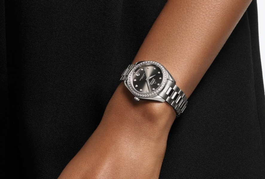 OMEGA &eacute; a &uacute;ltima letra do alfabeto grego e simboliza a realiza&ccedil;&atilde;o e perfei&ccedil;&atilde;o - qualidades que t&ecirc;m sido inerentes a cada rel&oacute;gio Omega desde a funda&ccedil;&atilde;o da empresa por Louis Brandt, em La Chaux-de-Fonds, na Su&iacute;&ccedil;a, em 1848.

Para mais informa&ccedil;&otilde;es&nbsp;www.omegawatches.com
