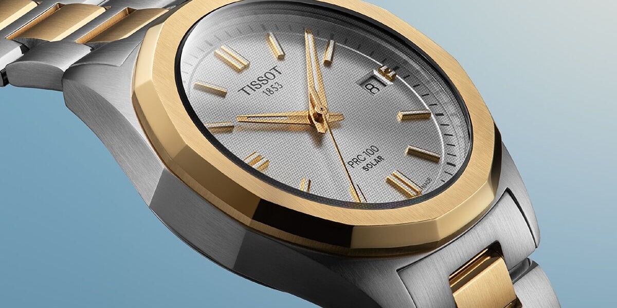 A sua luneta dodecagonal e o mostrador sunray criam um di&aacute;logo entre estrutura e movimento, enquanto a sua tecnologia solar transforma a luz em energia duradoura. Lan&ccedil;ado pela primeira vez em meados dos anos 2000, o PRC 100 Solar regressa agora com uma for&ccedil;a renovada, concebido para ter um desempenho fi&aacute;vel, refletindo simultaneamente os ciclos do mundo que o rodeia.

&nbsp;

O PRC 100 Solar expande-se com tr&ecirc;s novas edi&ccedil;&otilde;es, cada uma com o seu pr&oacute;prio car&aacute;ter. Um modelo com tratamento PVD em ouro amarelo bicolor de 34 mm com mostrador prateado e &iacute;ndices a condizer apresenta propor&ccedil;&otilde;es refinadas, enquanto uma vers&atilde;o de 39 mm reflete o mesmo acabamento, formando um par de rel&oacute;gios que real&ccedil;a a harmonia entre tamanhos. A completar o alinhamento est&aacute; um modelo em a&ccedil;o integral de 39 mm com um mostrador em azul-gelo, fazendo eco da edi&ccedil;&atilde;o de 34 mm lan&ccedil;ada em 2025 e oferecendo o mesmo car&aacute;ter luminoso num formato maior.

&nbsp;

Luz que nunca desvanece

&nbsp;

Quando o dia se transforma em noite, o PRC 100 Solar continua a brilhar. Os ponteiros e &iacute;ndices revestidos com Super-LumiNova&reg; asseguram a visibilidade muito depois de o sol se p&ocirc;r, mantendo o tempo vivo a cada momento. Quer seja sob o brilho da luz do dia ou sob o brilho silencioso da noite, o rel&oacute;gio permanece carregado e pronto, alimentado pelo movimento solar que retira energia da luz natural e artificial. Sob o vidro de safira, discretos pain&eacute;is solares captam e armazenam energia num acumulador recarreg&aacute;vel, assegurando a resist&ecirc;ncia mesmo em ambientes com luz solar limitada.

&nbsp;

O movimento de quartzo garante a precis&atilde;o, enquanto o consumo otimizado prolonga a reten&ccedil;&atilde;o de energia muito para al&eacute;m da exposi&ccedil;&atilde;o &agrave; luz. Com uma autonomia impressionante de at&eacute; 14 meses na escurid&atilde;o total, este rel&oacute;gio foi concebido para aqueles que nunca param, que levam a sua dedica&ccedil;&atilde;o para a frente com confian&ccedil;a. Apoiado por uma garantia de tr&ecirc;s anos, refor&ccedil;a a sua promessa de precis&atilde;o e fiabilidade duradouras.

&nbsp;

Express&otilde;es de inova&ccedil;&atilde;o

&nbsp;

Com a sua paleta reimaginada, propor&ccedil;&otilde;es vers&aacute;teis e integra&ccedil;&atilde;o perfeita da natureza e da t&eacute;cnica, estas edi&ccedil;&otilde;es continuam a busca da inova&ccedil;&atilde;o da Tissot. O PRC 100 Solar personifica a resili&ecirc;ncia face aos desafios do dia a dia, a disciplina por detr&aacute;s de cada busca e a for&ccedil;a silenciosa que sustenta o progresso. Captando a luz, transformando-a em energia e traduzindo-a em tempo, este rel&oacute;gio torna-se parte de uma narrativa mais vasta de dedica&ccedil;&atilde;o.
