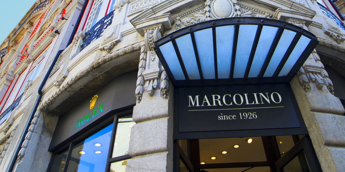 Relojaria&nbsp;Portuense Presta Homenagem &agrave;s pessoas&nbsp;que
moldaram&nbsp;a sua HIST&Oacute;RIA, Refor&ccedil;a a sua liga&ccedil;&atilde;o &agrave;&nbsp;cidade e
projeta a sua vis&atilde;o de FUTURO. No ano&nbsp;do CENTEN&Aacute;RIO, a marca
consolida o seu compromisso com a arte, ci&ecirc;ncia e
responsabilidade social.
A Marcolino, uma das mais emblem&aacute;ticas casas de relojoaria e joalharia
portuguesas, celebra em 2026 o seu centen&aacute;rio com um vasto programa de
iniciativas que homenageia a sua hist&oacute;ria, as suas pessoas e a sua liga&ccedil;&atilde;o profunda
&agrave; cidade do Porto, projetando simultaneamente a marca para os pr&oacute;ximos 100
anos.
Sob o conceito &ldquo;H&aacute; 100 anos a contar hist&oacute;rias&rdquo;, as Celebra&ccedil;&otilde;es do Centen&aacute;rio
Marcolino estruturam-se como um verdadeiro ecossistema de momentos
culturais, art&iacute;sticos, institucionais e sociais&nbsp;alinhados com a estrat&eacute;gia global da
marca: preservar o legado, refor&ccedil;ar a identidade e afirmar uma vis&atilde;o
contempor&acirc;nea, relevante e internacional.
&ldquo;O centen&aacute;rio da Marcolino n&atilde;o &eacute; apenas uma celebra&ccedil;&atilde;o do passado. &Eacute;, acima de
tudo, um compromisso com o futuro, com a cidade, com as pessoas e com os
valores que nos trouxeram at&eacute; aqui&rdquo;, sublinha Miguel Neves, COO da empresa
