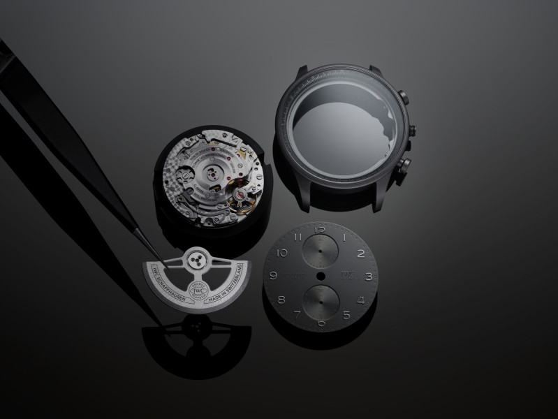 Schaffhausen, 26 de fevereiro de 2026: A IWC Schaffhausen apresenta o Portugieser Chronograph Ceratanium&reg;. Na sua vers&atilde;o totalmente preta, o ic&oacute;nico cron&oacute;grafo &eacute; fabricado em Ceratanium&reg;, um material desenvolvido pela IWC que combina leveza e dureza com um acabamento escuro caracter&iacute;stico. Para al&eacute;m da caixa, coroa e bot&otilde;es em Ceratanium&reg;, o rel&oacute;gio apresenta um mostrador preto com apliques e ponteiros tamb&eacute;m pretos, e uma bracelete em borracha na mesma tonalidade. O Portugieser Chronograph Ceratanium&reg; &eacute; apresentado numa edi&ccedil;&atilde;o limitada de 1.500 pe&ccedil;as.

&nbsp;

Desde o seu lan&ccedil;amento em 1998, o Portugieser Chronograph traz um toque de eleg&acirc;ncia desportiva &agrave; cole&ccedil;&atilde;o Portugieser da IWC Schaffhausen. Com os seus dois submostradores dispostos verticalmente e uma flange interior com escala de quartos de segundo, o cron&oacute;grafo consolidou-se como um dos designs de rel&oacute;gios mais reconhecidos e populares do fabricante su&iacute;&ccedil;o de rel&oacute;gios de luxo. A IWC apresenta agora uma reinterpreta&ccedil;&atilde;o criativa deste cl&aacute;ssico intemporal: a primeira vers&atilde;o totalmente preta, feita em Ceratanium&reg;.

Limitado a 1.500 pe&ccedil;as, o Portugieser Chronograph Ceratanium&reg; (Ref. IW371631) possui uma caixa de 41 mil&iacute;metros, coroa e bot&otilde;es em Ceratanium&reg;. Desenvolvido pela IWC, este material avan&ccedil;ado combina a leveza e a robustez do tit&acirc;nio com uma dureza e resist&ecirc;ncia aos riscos semelhantes &agrave;s da cer&acirc;mica. Outra caracter&iacute;stica do Ceratanium&reg;, que &eacute; baseado numa liga especial de tit&acirc;nio e queimado a altas temperaturas num forno, &eacute; o seu acabamento escuro e met&aacute;lico distinto. O design totalmente preto do cron&oacute;grafo &eacute; ainda real&ccedil;ado por um mostrador, apliques e ponteiros pretos. Os numerais &aacute;rabes aplicados, os &iacute;ndices e a escala de quartos de segundo s&atilde;o discretos relevos sobre o fundo preto do mostrador. Uma bracelete de borracha preta com padr&atilde;o axadrezado complementa o visual monol&iacute;tico deste rel&oacute;gio.

&nbsp;

MOVIMENTO CRON&Oacute;GRAFO ROBUSTO E FI&Aacute;VEL

O Portugieser Chronograph Ceratanium&reg; &eacute; alimentado pelo calibre 69355 de fabrico pr&oacute;prio da IWC, um movimento cron&oacute;grafo mec&acirc;nico concebido com foco na robustez, fiabilidade e longevidade. O mecanismo de controlo por roda de colunas para a fun&ccedil;&atilde;o cron&oacute;grafo proporciona fases claramente definidas na sequ&ecirc;ncia de comuta&ccedil;&atilde;o e oferece uma resposta t&aacute;til distinta ao premir os bot&otilde;es. O movimento possui um sistema de corda autom&aacute;tica com roquete duplo, que acumula de forma fi&aacute;vel uma reserva de marcha de 46 horas na mola principal.
