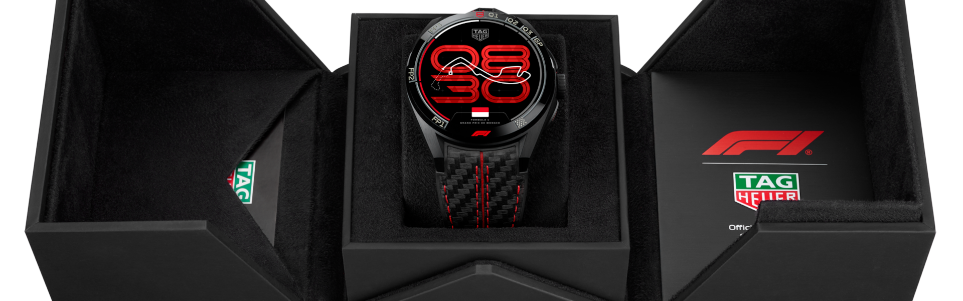 O novo TAG Heuer Connected Calibre E5 45 mm x Formula 1&reg; Edition foi concebido para quem vive cada dia como um Grande Pr&eacute;mio&trade;. Nascido da tradi&ccedil;&atilde;o relojoeira e impulsionado por tecnologia de ponta, transforma cada momento numa experi&ecirc;ncia de alto desempenho.

Quando a pista se torna o design

Criado a pensar nas corridas, o TAG Heuer Connected Calibre E5 45 mm x Formula 1&reg; Edition incorpora a ess&ecirc;ncia da F&oacute;rmula 1&reg;. A sua caixa leve, dur&aacute;vel e totalmente preta em tit&acirc;nio de grau 2 jateado ecoa o chassis e os acabamentos t&eacute;cnicos de um carro de corrida monolugar.

O bisel gravado relata os momentos mais marcantes de um fim de semana de Grande Pr&eacute;mio&trade; &mdash; desde a primeira sess&atilde;o de qualifica&ccedil;&atilde;o at&eacute; &agrave; corrida&nbsp;pontuado pelo log&oacute;tipo da F1&reg; &agrave;s 6 horas. Cada etapa gravada no bisel alinha-se com mostradores exclusivos do TAG Heuer Connected inspirados no fim de semana do Grande Pr&eacute;mio&trade;, permitindo ao utilizador acompanhar as sess&otilde;es de Treino Livre, Sprint, Qualifica&ccedil;&atilde;o e Corrida num relance. Os bot&otilde;es lacados a vermelho fazem refer&ecirc;ncia ao ic&oacute;nico vermelho do log&oacute;tipo da F1&reg;, enquanto o acabamento em padr&atilde;o de carbono da bracelete bimaterial se inspira diretamente nas superf&iacute;cies t&eacute;cnicas e nos materiais comp&oacute;sitos utilizados na engenharia moderna da F1&reg;.

Uma experi&ecirc;ncia digital que evolui com a esta&ccedil;&atilde;o​

No cora&ccedil;&atilde;o do rel&oacute;gio, encontra-se um conjunto de 24 mostradores exclusivos da F&oacute;rmula 1&reg;, concebidos para evoluir ao longo da temporada. Cada Grande Pr&eacute;mio&trade; apresenta um design dedicado, inspirado no circuito, com um indicador m&oacute;vel que tra&ccedil;a uma volta em sessenta segundos, mostradores alinhados com as marca&ccedil;&otilde;es da luneta e pistas visuais que refletem o ritmo do fim de semana de corrida.Em conjunto com a aplica&ccedil;&atilde;o integrada da F&oacute;rmula 1&reg;, o rel&oacute;gio fornece hor&aacute;rios, resultados em direto e classifica&ccedil;&otilde;es de pilotos e equipas ap&oacute;s cada sess&atilde;o, transformando o pulso numa interface de corrida em direto que atualiza de um Grande Pr&eacute;mio&trade; para o seguinte.A personaliza&ccedil;&atilde;o do sistema completa a imers&atilde;o, incorporando sons ic&oacute;nicos da F&oacute;rmula 1&reg; &mdash; desde sequ&ecirc;ncias de luzes de partida a notifica&ccedil;&otilde;es inspiradas no r&aacute;dio das boxes &mdash; diretamente na experi&ecirc;ncia TAG Heuer Connected.

O corpo como sistema de alto desempenho

O corpo tem os seus pr&oacute;prios indicadores: ritmo card&iacute;aco, n&iacute;veis de energia pr&eacute;-treino e ciclos de recupera&ccedil;&atilde;o. O TAG Heuer Connected Calibre E5 45 mm x Formula 1&reg; Edition transforma-se no cockpit que monitoriza e melhora cada movimento. Rastreia todos os dados, analisa o sono e gere o treino, oferecendo tr&ecirc;s dias de autonomia em modo de baixo consumo, recarga expressa em 30 minutos e GPS de banda dupla ultrapreciso &ndash; tudo isto com a tecnologia do novo TAG Heuer OS, uma experi&ecirc;ncia e interface de utilizador propriet&aacute;rias desenvolvidas inteiramente pela TAG Heuer.

Desde os primeiros cron&oacute;metros nas corridas at&eacute; &agrave; nova gera&ccedil;&atilde;o de rel&oacute;gios conectados, a TAG Heuer nunca saiu das pistas. Uma fus&atilde;o ousada de tradi&ccedil;&atilde;o e tecnologia de ponta, este rel&oacute;gio incorpora o esp&iacute;rito das corridas, traduzindo cada dado em desempenho e emo&ccedil;&atilde;o.
