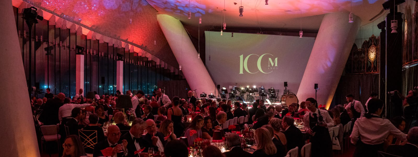 Foi numa noite de glamour, emo&ccedil;&atilde;o e celebra&ccedil;&atilde;o que a Marcolino assinalou o seu centen&aacute;rio. No passado dia 24 de setembro, o Terminal de Cruzeiros do Porto de Leix&otilde;es vestiu-se de gala para receber cerca de 250 convidados numa noite especial, que reuniu fam&iacute;lia, amigos, parceiros e figuras ligadas &agrave; hist&oacute;ria da marca.

&nbsp;

A celebra&ccedil;&atilde;o dos 100 anos da Marcolino ficou marcada pela presen&ccedil;a da fam&iacute;lia dos fundadores, num momento particularmente simb&oacute;lico que homenageou as ra&iacute;zes e o legado de uma empresa com um s&eacute;culo de hist&oacute;ria. Entre reencontros, mem&oacute;rias e muita eleg&acirc;ncia, a noite foi dedicada a celebrar o passado, mas tamb&eacute;m a olhar para o futuro.

&nbsp;

Num cen&aacute;rio &uacute;nico, com o Atl&acirc;ntico como pano de fundo, os convidados foram recebidos para uma noite pensada ao detalhe, onde o glamour e a sofistica&ccedil;&atilde;o se cruzaram com a emo&ccedil;&atilde;o de uma data hist&oacute;rica.

&nbsp;

A m&uacute;sica assumiu um papel central na celebra&ccedil;&atilde;o. A Orquestra do Norte proporcionou um dos momentos altos da noite, criando a banda sonora para uma gala marcada pela eleg&acirc;ncia e pelo ambiente festivo. O ser&atilde;o terminou em grande com a atua&ccedil;&atilde;o de Dulce Pontes, que levou ao palco a sua voz inconfund&iacute;vel e encerrou a noite com um momento musical memor&aacute;vel.

&nbsp;

Ao longo da gala, a hist&oacute;ria da Marcolino esteve sempre presente, celebrando uma trajet&oacute;ria constru&iacute;da ao longo de v&aacute;rias gera&ccedil;&otilde;es e marcada pela liga&ccedil;&atilde;o &agrave; relojoaria e &agrave; joalharia, pela proximidade com os seus clientes e pela capacidade de acompanhar diferentes gera&ccedil;&otilde;es.

&nbsp;

Mais do que assinalar uma data, a gala do centen&aacute;rio foi uma homenagem &agrave;s pessoas que fizeram e fazem parte da hist&oacute;ria da Marcolino. Uma noite de celebra&ccedil;&atilde;o, reencontros e emo&ccedil;&atilde;o, que reuniu passado, presente e futuro num dos espa&ccedil;os mais emblem&aacute;ticos da regi&atilde;o do Porto.
