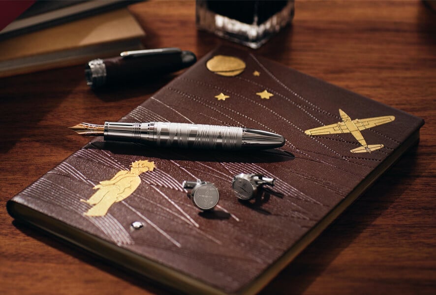 A empresa foi criada na Alemanha em 1906 com o objetivo de criar canetas de tinteiro fáceis de usar. Em 1908 a marca chamava-se Simplo Filler Pen Co. e a sua primeira caneta com sucesso de vendas foi a icónica Rouge et Noir.

Em 1910 a marca teve um rebranding e tornou-se o que vemos hoje. A Montblanc foi uma homenagem ao mais alto pico da Europa, o Mont Blanc, que é representado na estrela branca (nevada) da marca até hoje.

Uma única caneta Montblanc passa por mais de 100 etapas, executadas manualmente, para ser produzida.  Além disto, cada caneta é testada à mão, o que confere a alta qualidade que a marca oferece.

Em 1997 a Montblanc começou a desenhar relógios e hoje é um dos produtos mais importantes do portfólio da marca.

